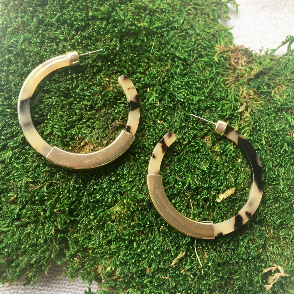 Gold Bar Acrylic Tortoise Shell Hoop Earrings - Picture 6 of 6